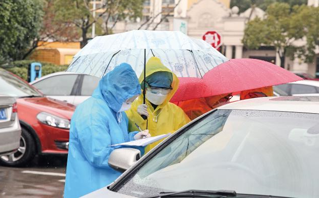 程向民檢查方松街道居民小區疫情防控工作時強調 守好小區大門，以嚴密的疫情防控陣地戰打贏疫情防控阻擊戰